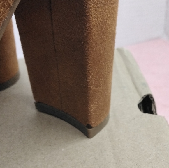Bella Marie 8.5 tan suede heels with ankle strap - Picture 7 of 7